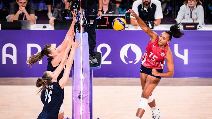 USA Haleigh Washington swings to beat the Polish block