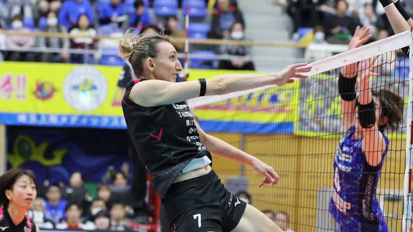 Himeji’s Mira Todorova in attack against Ageo