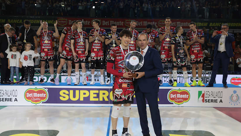 Yuki Ishikawa receives his De Monte Supercoppa 2024 MVP award (source: legavolley.it)