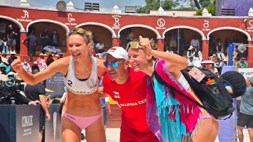 Katerina Pavelkova & Anna Pavelkova celebrate their Tlaxcala Challenge gold (source: Pie de foto)