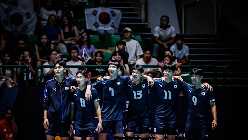 Cho Yeongun with teammates