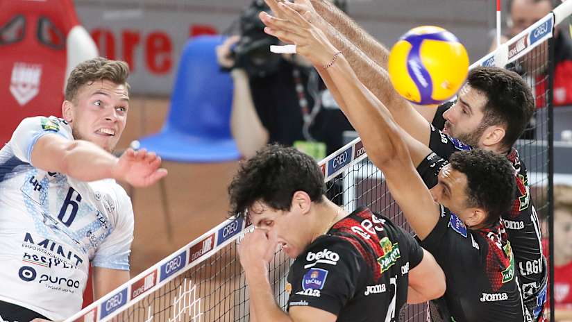 Vero Volley’s Erik Rohrs spikes through a three-man Lube block (source: legavolley.it)