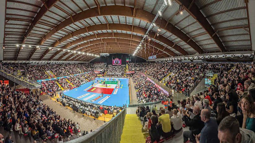 Full house for Sir and Modena’s last meeting this Thursday (source: legavolley.it)