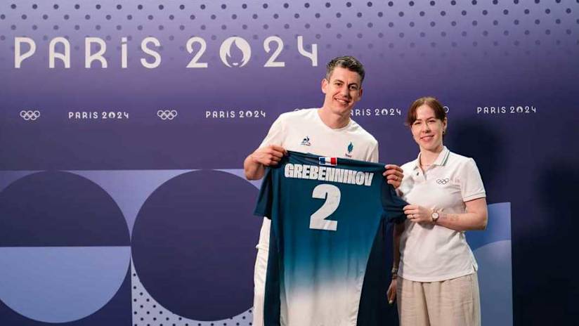 Jenia Grebennikov presents his gift to the Olympic Museum