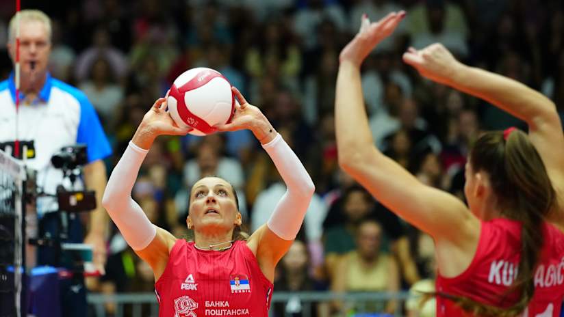 Serbia’s star playmaker Maja Ognjenovic sets for rising star Hena Kurtagic in the EuroVolley quarterfinal against Greece (source: cev.eu)