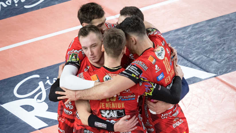 Oleh Plotnytskyi in a tight embrace with his Sir teammates (source: legavolley.it)