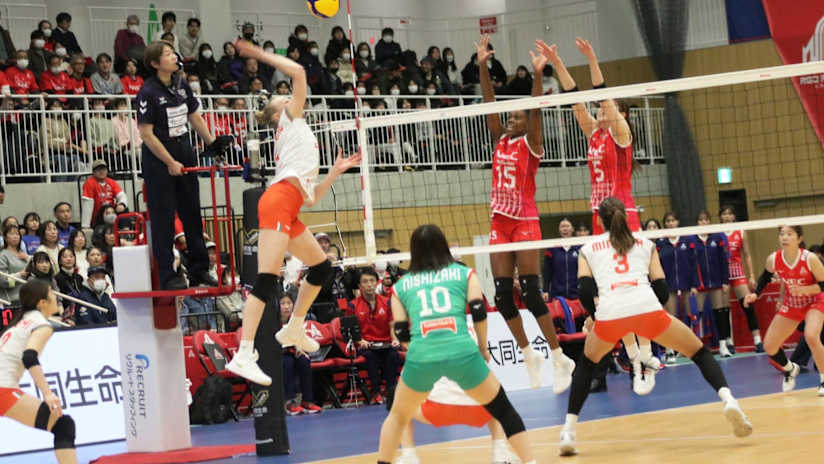 Osaka’s Van Hecke spikes against the block of NEC’s Lorrayna and Nichika Yamada (source: @Marvelous_JT)