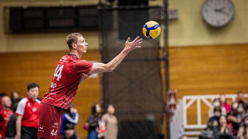 O meio estoniano de Voreas, Timo Tammemaa, no saque contra o Hiroshima (fonte: @voreas_official)