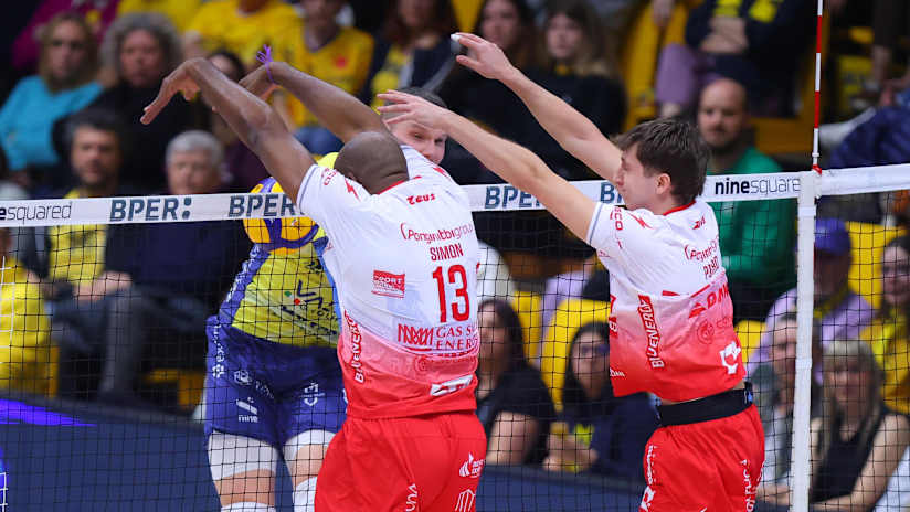 A tense moment during the first-leg five-setter between Modena and Gas Sales (source: legavolley.it)