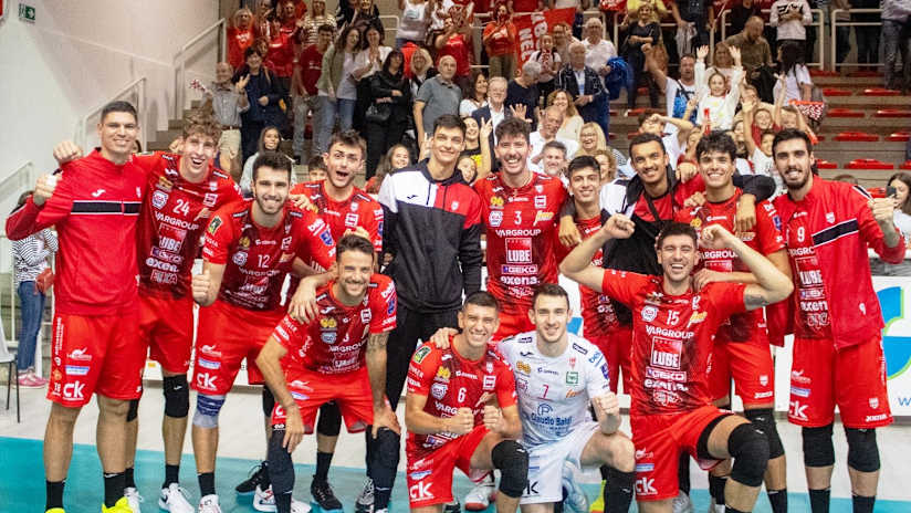 Podrascanin with his Lube teammates after their friendly victory over Valsa Group Modena (source: lubevolley.it)