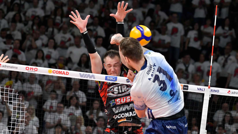 Sir’s Oleh Plotnytskyi on the block against Vero Volley’s Arthur Szwarc during game one of the final (source: legavolley.it)