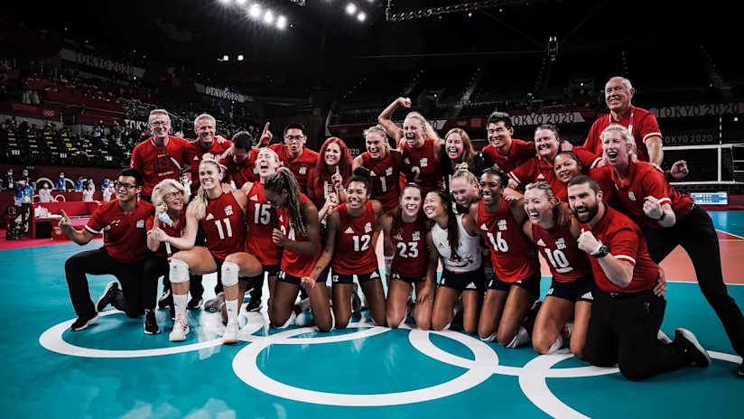 Kiraly poses with the USA women's team after winning gold in Tokyo