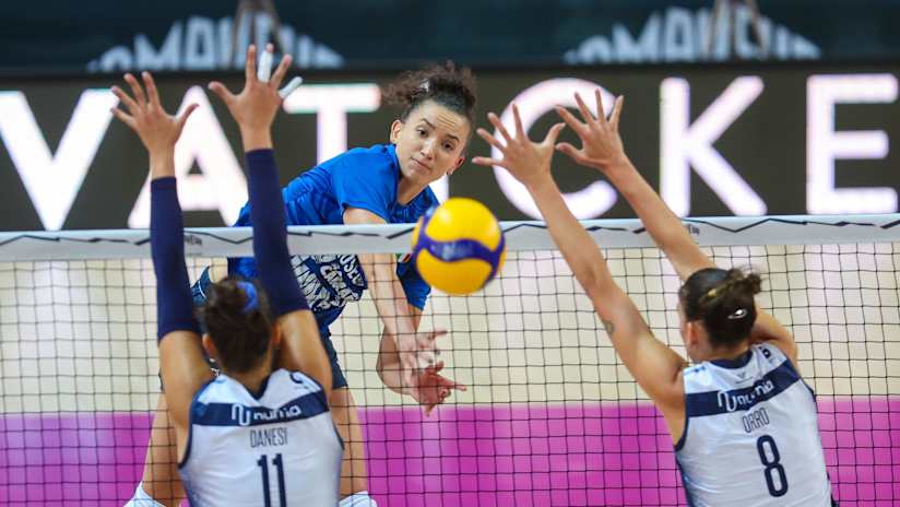 Gabi faces two Milano blockers in the gold medal match (Photo- Lega Femminile)