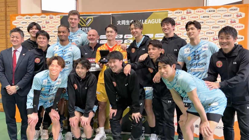 Suntory Sunbirds celebrate victory in Aichi (source: @sun_SUNBIRDS)