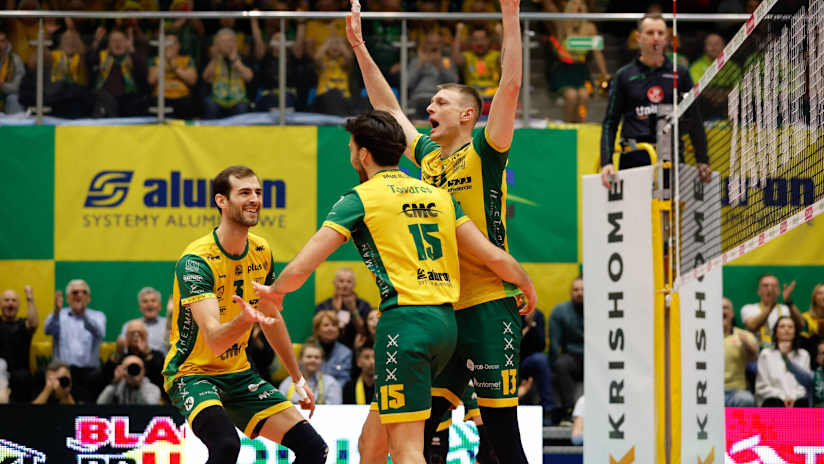 Match MVP Aaron Russell celebrates with his Aluron teammates (photo: Krzysztof Popiol / plusliga.pl)