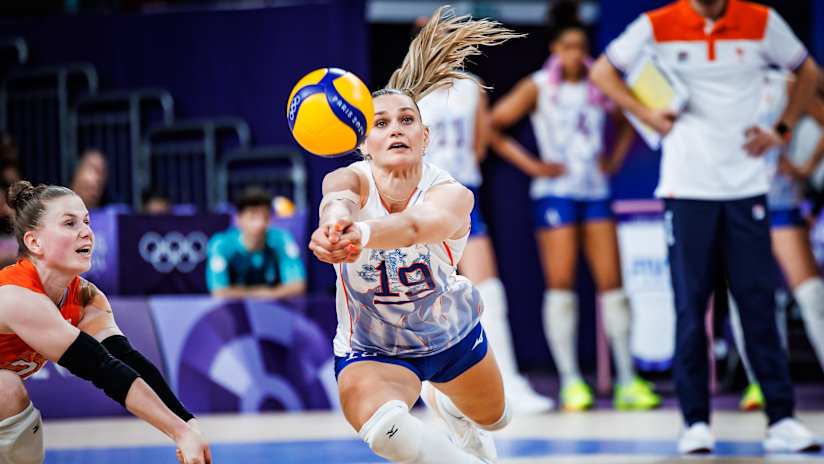 Captain Nika Dalderoop digs during the third Dutch match in Paris