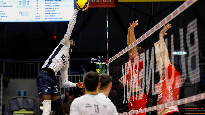 Verona’s Noumory Keita in attack against Gas Sales (source: legavolley.it)