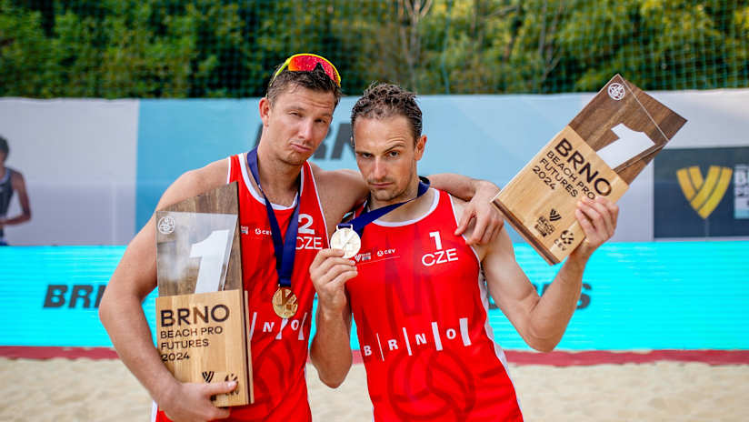 Perusic & Schweiner show off their Brno Futures trophies (source: cvf.cz, author: Pavel Netolicka)