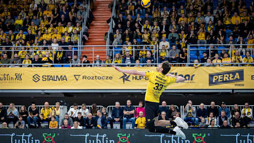 Lublin’s Canadian middle blocker Fynnian McCarthy on the serve (photo: Lukasz Gorajek / plusliga.pl)