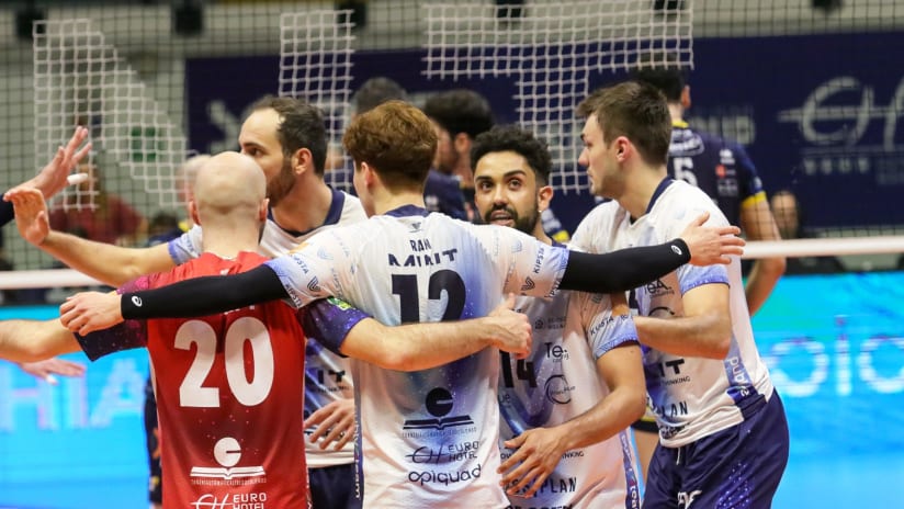 Setter Fernando Kreling and his Vero Volley teammates celebrate during their game against Trentino (source: legavolley.it)