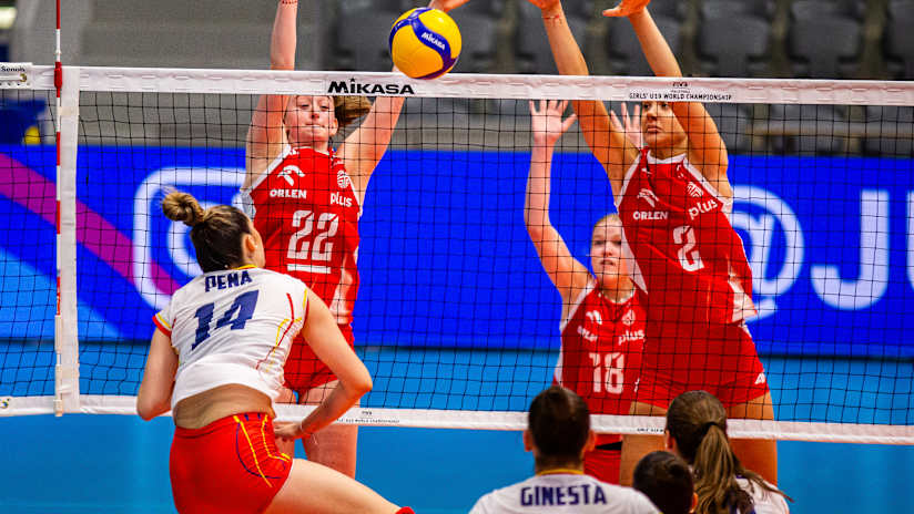 Nadia Siuda setting the ball