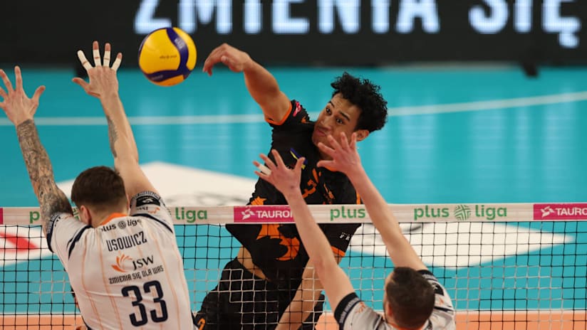 Barkom Kazhany’s Lorenzo Pope in attack against Jastrzebski Wegiel (photo: Arkadiusz Kogut / plusliga.pl)