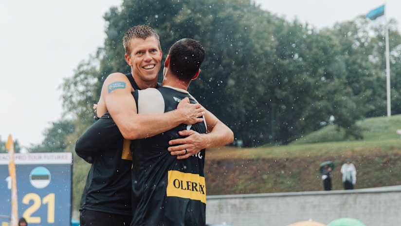 Estonia’s Tiisaar & Korotkov celebrate their Tallinn Futures victory in the rain (source: cev.eu)