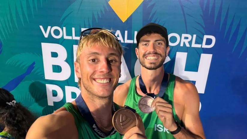 Elazar e Cuzmiciov comemoram o bronze em Bhubaneswar (fonte Follow Team Israel)