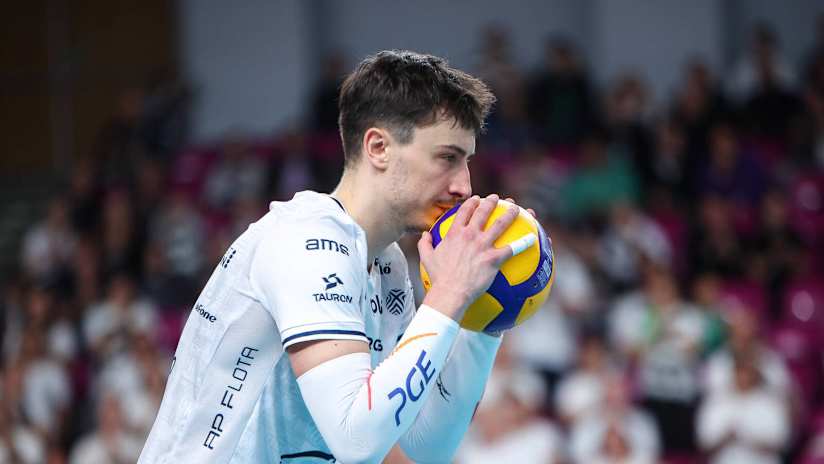 Projekt’s Jan Firlej on the serve (photo: Adam Starszynski / plusliga.pl)