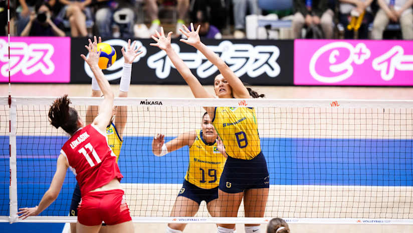 Brazil’s Julia Kudiess on the block against Poland in VNL
