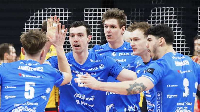 Asparuh Asparuhov celebrates with his Slepsk Malow teammates (photo: 058sport / plusliga.pl)