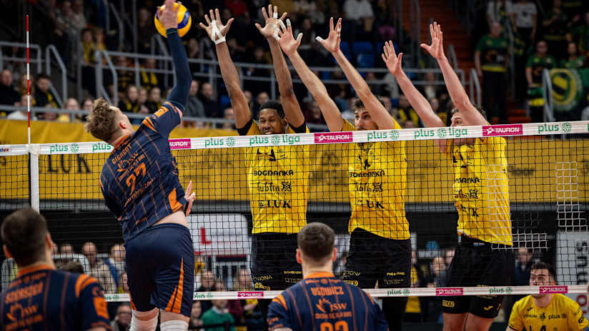 Jastrzebski Wegiel’s Michal Gierzot against Lublin’s three-man block (photo: Lukasz Gorajek / plusliga.pl)