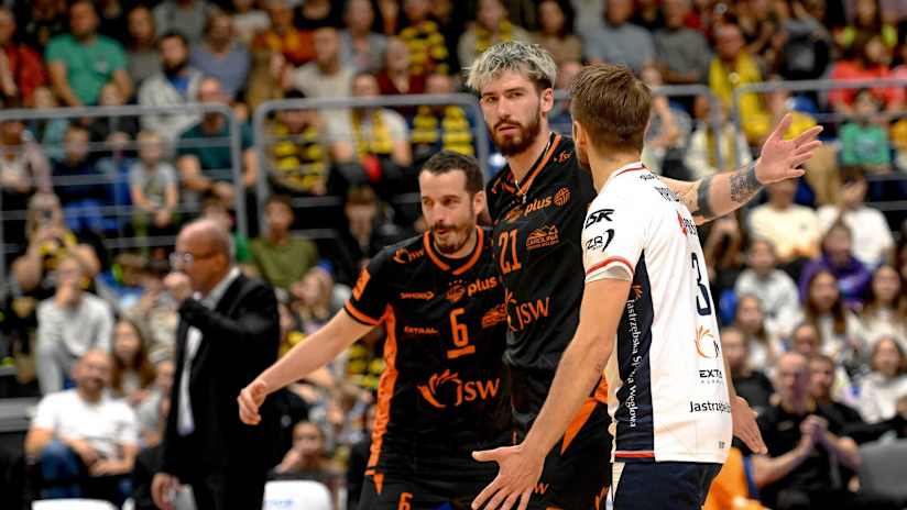 Match MVP Tomasz Fornal celebrates with teammates Benjamin Toniutti and Jakub Popiwczak (photo: Pawel Piotrowski / plusliga.pl)