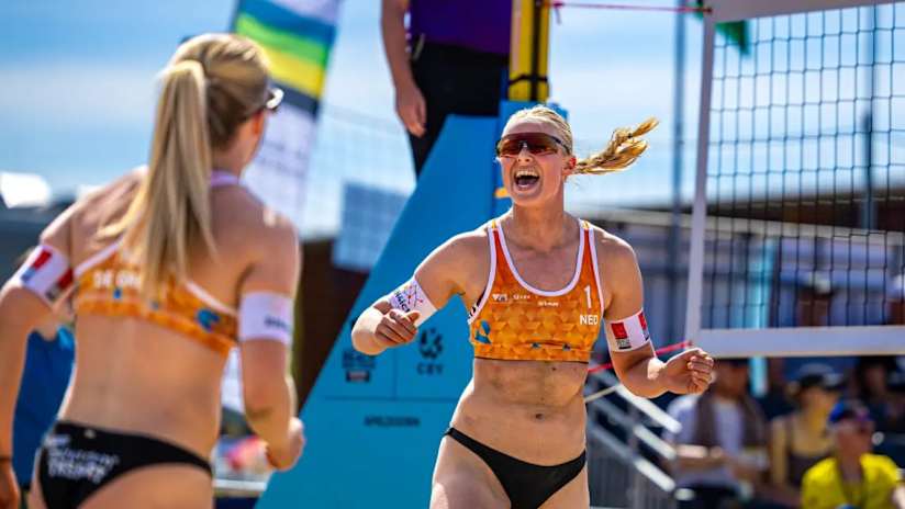 Netherlands’ Leanne van Vegten & Jill de Groot celebrate in Apeldoorn (source: volleyball.nl)