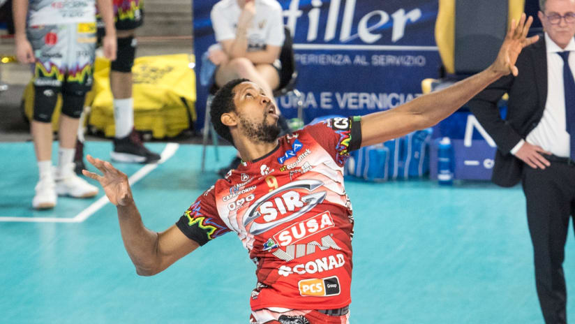 Sir’s Wilfredo Leon on the serve during the second quarterfinal match in Verona (source: legavolley.it)