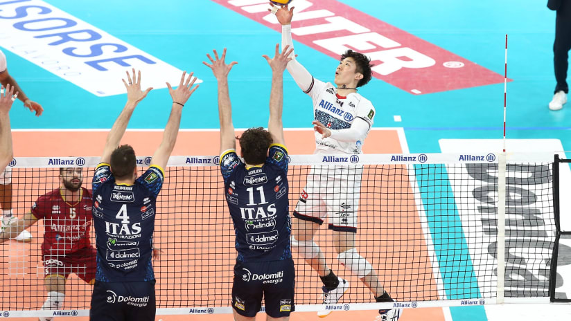 Allianz's Catania ready to cover while Ishikawa attacks against Trentino (source: legavolley.it)