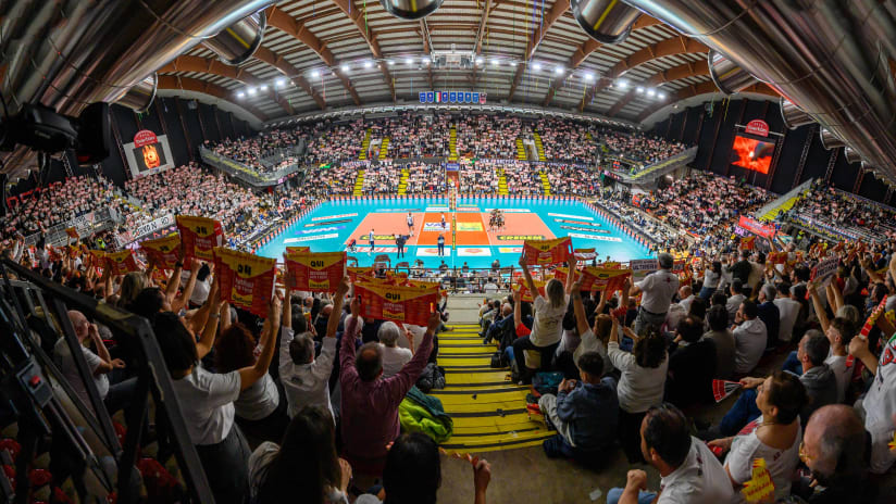 Over 4,700 spectators witness the first championship game between Sir and Vero Volley in Perugia (source: legavolley.it)