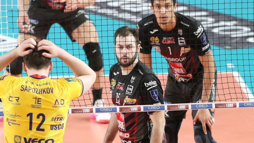 Luciano De Cecco as a Lube player during their most recent match against Valsa Group Modena (source: legavolley.it)