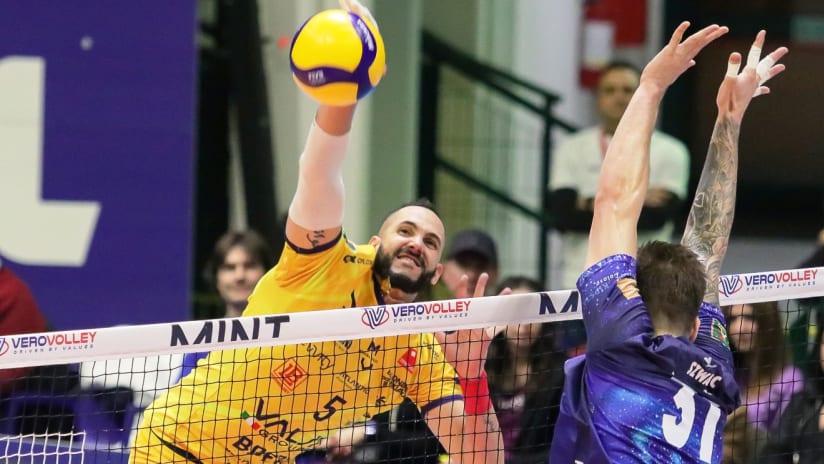 Osmany Juantorena in attack during his last match for Modena against his next team Vero Volley (source: legavolley.it)