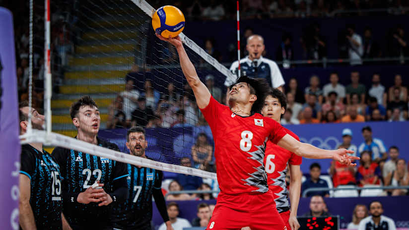 Japanese setter Sekita struggles to get to the ball