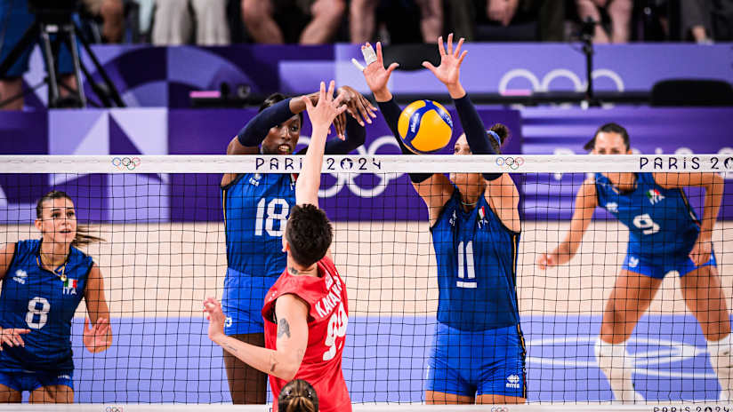 Italy's Paola Egonu and Anna Danesi try to stop Türkiye's Ebrar Karakurt