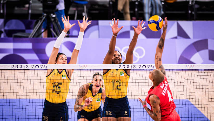 Brazil's Ana Carolina da Silva and Ana Cristina Souza try to stop Türkiye's Melissa Vargas