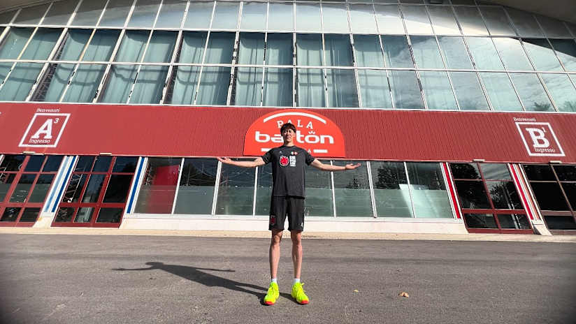 Yuki Ishikawa poses in front of the Pala Barton upon his arrival in Perugia (source: sirsafetyperugia.it)