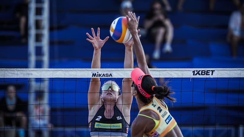 Van Gunst attempts to block Elize in the second round of the qualifier