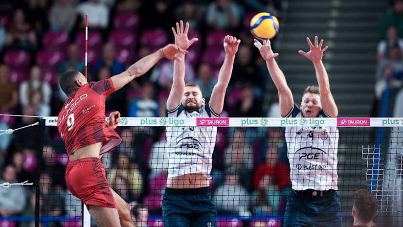 Projekt’s Jakub Kochanowski and Bartlomiej Boladz on the block against Resovia’s Stephen Boyer (photo: Piotr Iwanczyk / plusliga.pl)