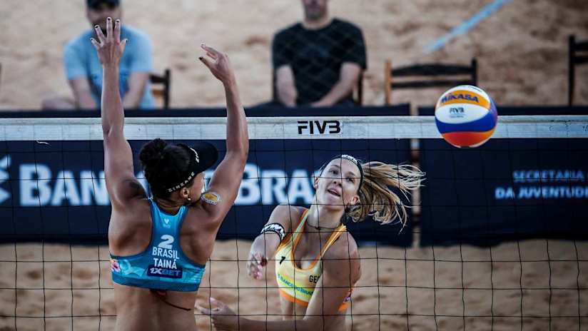 Ittlinger spikes past Tainá's block in the second match of Pool B