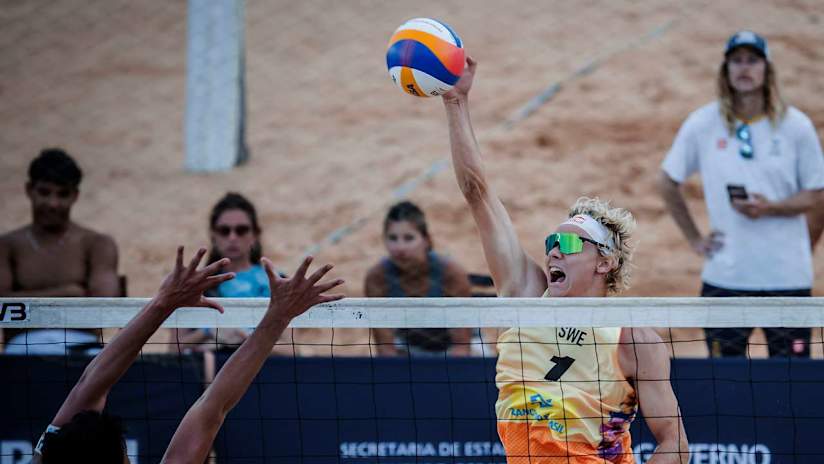 Åhman swings during the Swedish victory over Argentineans Amieva and Bueno