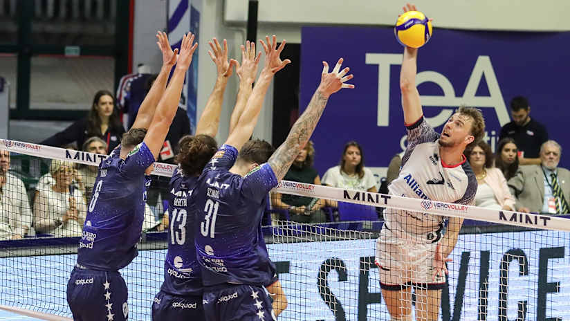 Ferre Reggers in attack against a three-man Vero Volley block (source: legavolley.it)