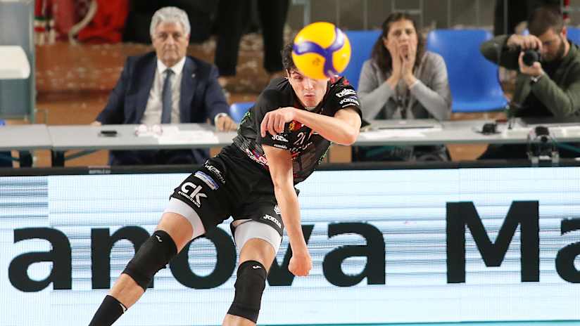 Lube’s Mattia Bottolo on the serve (source: legavolley.it)