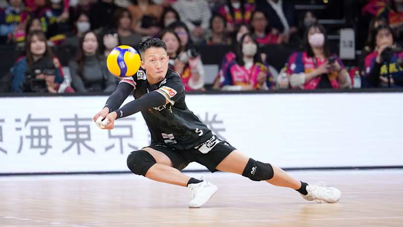 Wolfdogs Nagoya’s libero Shunsuke Watanabe in action